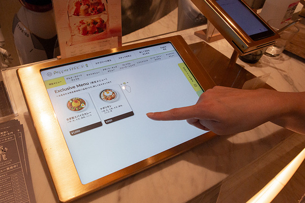 【横浜ガンダムとPepperがコラボ】ペッパーパーラーでガンダム風Pepperを体験！Pepperの「ガンダムあの名セリフ」はシュールすぎて…