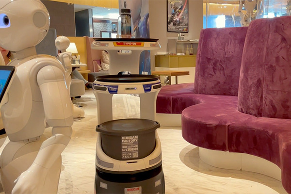 【横浜ガンダムとPepperがコラボ】ペッパーパーラーでガンダム風Pepperを体験！Pepperの「ガンダムあの名セリフ」はシュールすぎて…