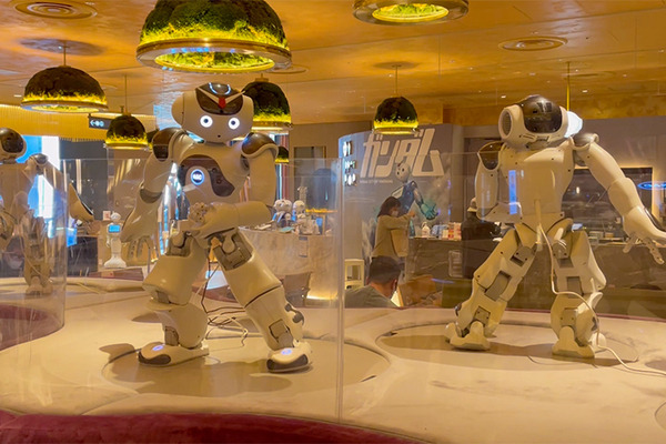 【横浜ガンダムとPepperがコラボ】ペッパーパーラーでガンダム風Pepperを体験！Pepperの「ガンダムあの名セリフ」はシュールすぎて…