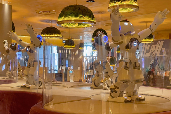 【横浜ガンダムとPepperがコラボ】ペッパーパーラーでガンダム風Pepperを体験！Pepperの「ガンダムあの名セリフ」はシュールすぎて…
