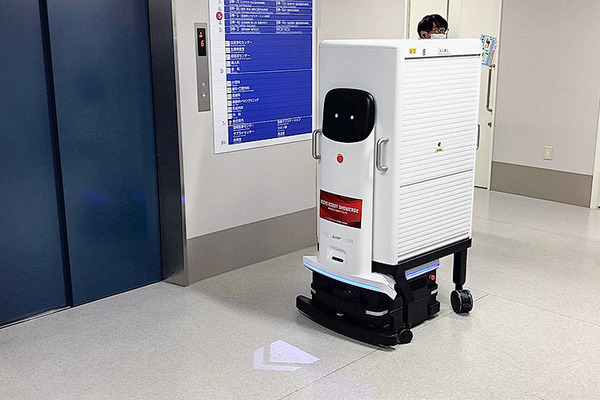 三菱電機「多用途搬送ロボットシステム」とパナソニック「追従型モビリティ」を藤田医科大学病院で実証実験　あいちロボットショーケース