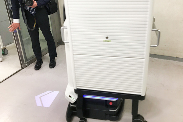 三菱電機「多用途搬送ロボットシステム」とパナソニック「追従型モビリティ」を藤田医科大学病院で実証実験　あいちロボットショーケース