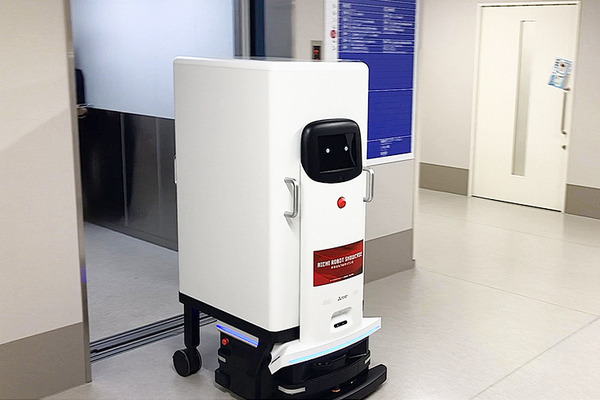 三菱電機「多用途搬送ロボットシステム」とパナソニック「追従型モビリティ」を藤田医科大学病院で実証実験　あいちロボットショーケース