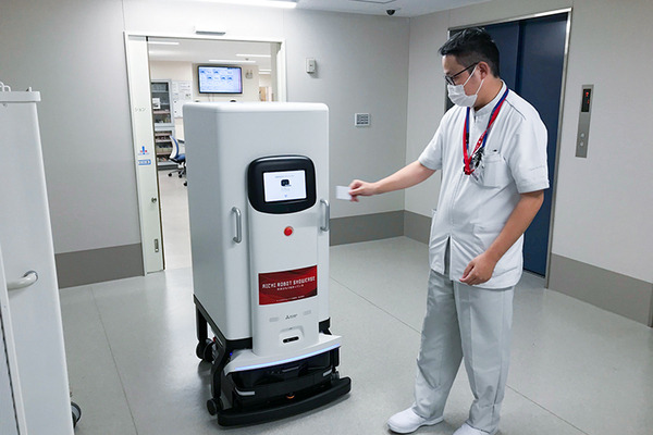 三菱電機「多用途搬送ロボットシステム」とパナソニック「追従型モビリティ」を藤田医科大学病院で実証実験　あいちロボットショーケース