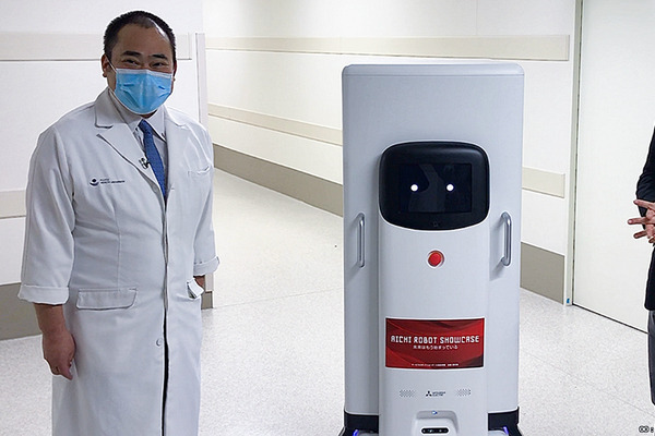 三菱電機「多用途搬送ロボットシステム」とパナソニック「追従型モビリティ」を藤田医科大学病院で実証実験　あいちロボットショーケース