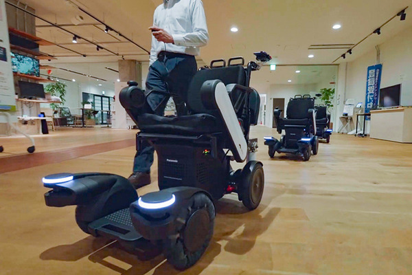 三菱電機「多用途搬送ロボットシステム」とパナソニック「追従型モビリティ」を藤田医科大学病院で実証実験　あいちロボットショーケース