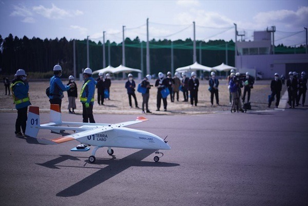 テラ・ラボが固定翼ドローンの飛行試験を初披露　車両型地上支援システムと連動「ロボテスEXPO 2021」