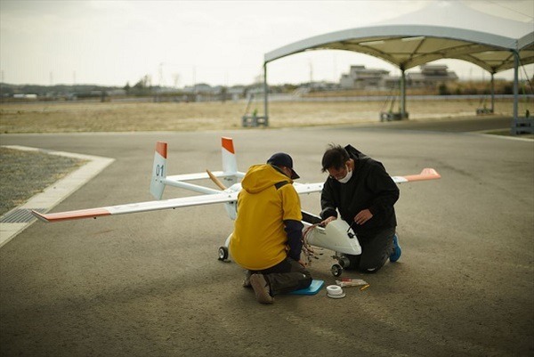 テラ・ラボが固定翼ドローンの飛行試験を初披露　車両型地上支援システムと連動「ロボテスEXPO 2021」