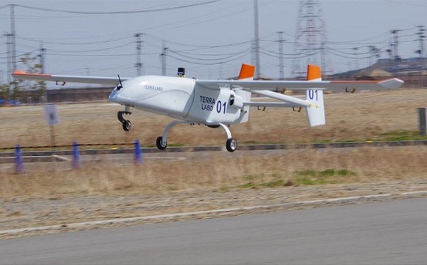 テラ・ラボが固定翼ドローンの飛行試験を初披露　車両型地上支援システムと連動「ロボテスEXPO 2021」