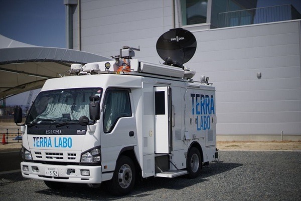 テラ・ラボが固定翼ドローンの飛行試験を初披露　車両型地上支援システムと連動「ロボテスEXPO 2021」