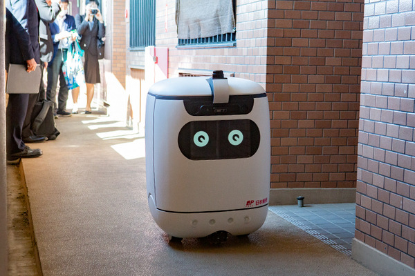 日本郵便がオートロック・マンション内で複数台の屋内配送ロボット「RICE」を実証実験　エレベータと連携して玄関先まで自動配達