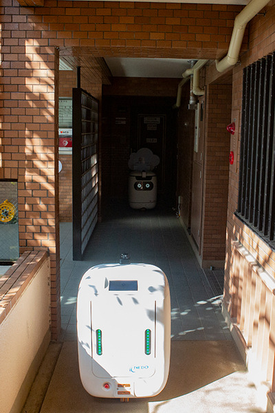 日本郵便がオートロック・マンション内で複数台の屋内配送ロボット「RICE」を実証実験　エレベータと連携して玄関先まで自動配達