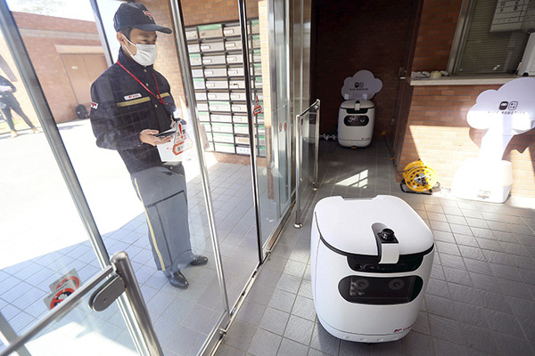 日本郵便がオートロック・マンション内で複数台の屋内配送ロボット「RICE」を実証実験　エレベータと連携して玄関先まで自動配達