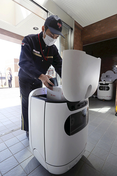 日本郵便がオートロック・マンション内で複数台の屋内配送ロボット「RICE」を実証実験　エレベータと連携して玄関先まで自動配達