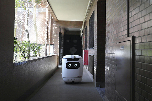 日本郵便がオートロック・マンション内で複数台の屋内配送ロボット「RICE」を実証実験　エレベータと連携して玄関先まで自動配達