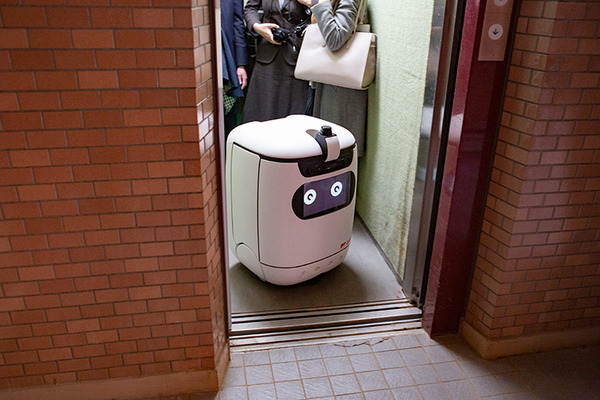 日本郵便がオートロック・マンション内で複数台の屋内配送ロボット「RICE」を実証実験　エレベータと連携して玄関先まで自動配達
