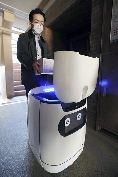 日本郵便がオートロック・マンション内で複数台の屋内配送ロボット「RICE」を実証実験　エレベータと連携して玄関先まで自動配達