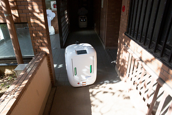 日本郵便がオートロック・マンション内で複数台の屋内配送ロボット「RICE」を実証実験　エレベータと連携して玄関先まで自動配達