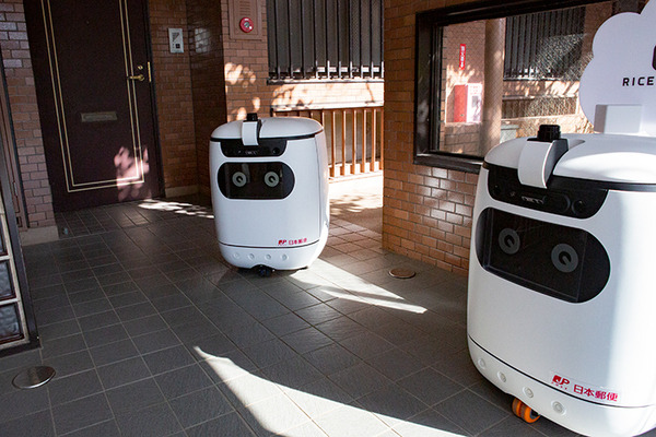 日本郵便がオートロック・マンション内で複数台の屋内配送ロボット「RICE」を実証実験　エレベータと連携して玄関先まで自動配達