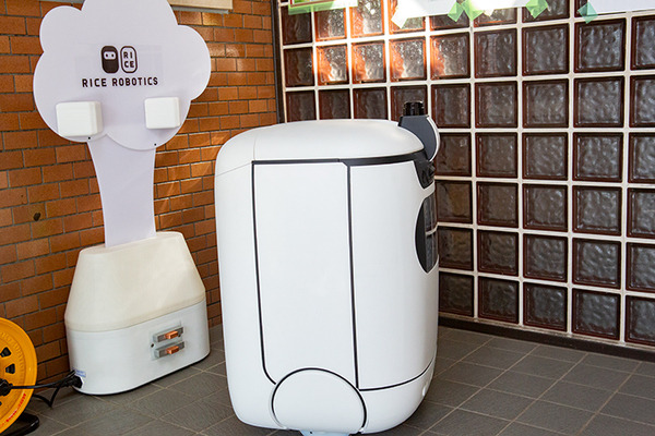 日本郵便がオートロック・マンション内で複数台の屋内配送ロボット「RICE」を実証実験　エレベータと連携して玄関先まで自動配達