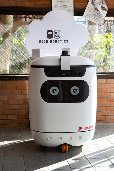 日本郵便がオートロック・マンション内で複数台の屋内配送ロボット「RICE」を実証実験　エレベータと連携して玄関先まで自動配達