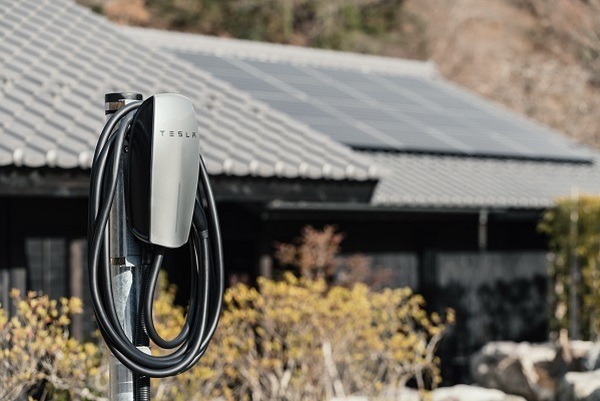 テスラ家庭用蓄電池「Powerwall」を宿泊施設へ日本初導入！概要と仕様を解説　テスラ車レンタル付き旅行キャンペーンも実施