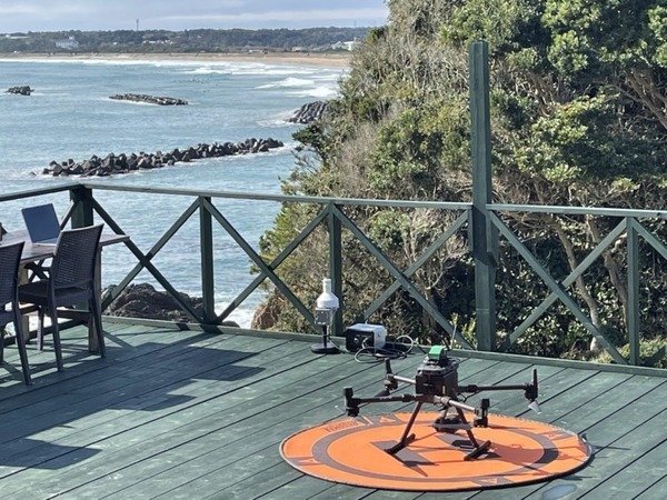 JAXAやJAL等も協力「KDDIスマートドローン」を3拠点で実証実験　複数ドローンの同時飛行管制、災害時の被害状況把握など有効性を確認