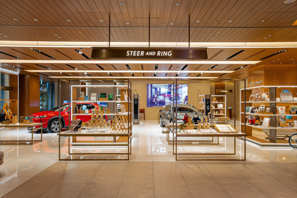 家族型ロボット「LOVOT」の「れくさすくん」と「みーつちゃん」が「LEXUS MEETS…」に登場  9月上旬まで利用者をお迎え