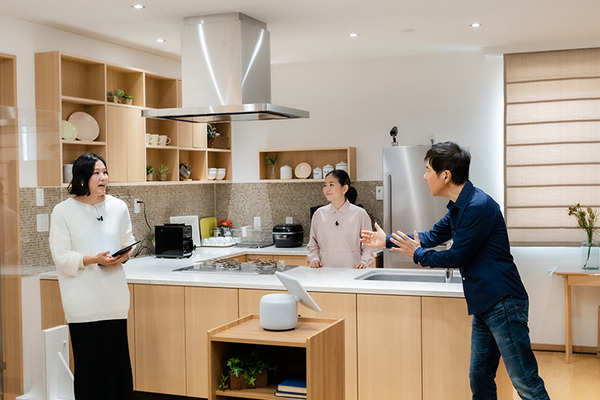 「Amazon Echo Show 10」新製品発表会を開催　Alexaの3つの新機能も発表　関根勤さん親子がゲストで登場