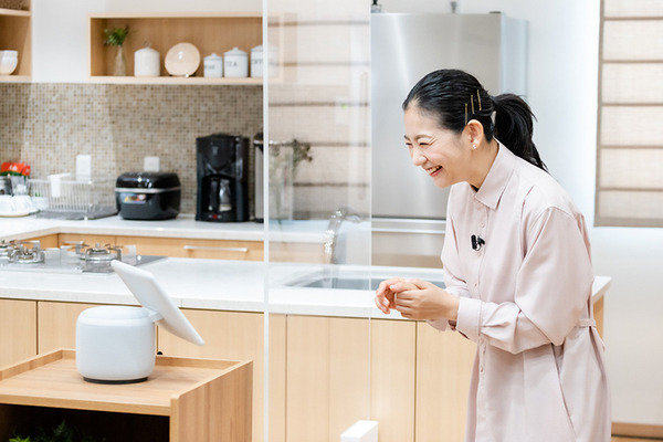 「Amazon Echo Show 10」新製品発表会を開催　Alexaの3つの新機能も発表　関根勤さん親子がゲストで登場