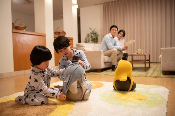 『LOVOT』と暮らす子どもは自己肯定感が下がらない GROOVE Xが実証実験の結果を公開 教育・ヘルスケア分野への展開を加速