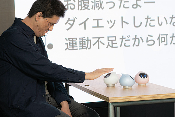 ミクシィの自律型会話ロボット「Romi」(ロミィ)発売　実際にRomiと会話したり遊んでみた！2つの会話エンジンの効果は【体験レビュー】
