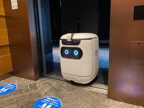 セブンイレブンがエレベーターと連携した自律走行ロボットで複数フロアへ配達実験　ソフトバンクと三菱電機らが協力
