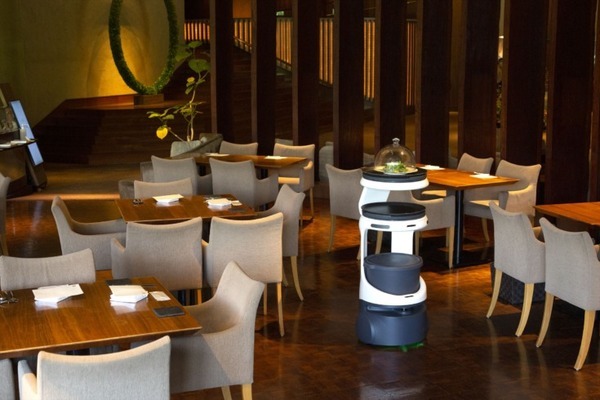 ソフトバンクロボティクスと八芳園が連携協定　八芳園内レストランで配膳・運搬ロボット「Servi」運用　非接触と省力化を推進へ