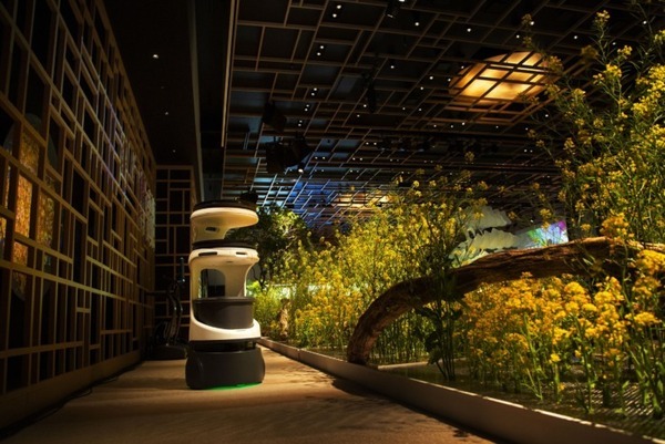 ソフトバンクロボティクスと八芳園が連携協定　八芳園内レストランで配膳・運搬ロボット「Servi」運用　非接触と省力化を推進へ