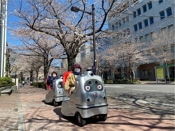 自動運転ロボット「ラクロ」でお花見ツアー、高齢者向け施設で実施　参加者や施設スタッフの声をZMPが公開