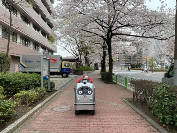 自動運転ロボット「ラクロ」でお花見ツアー、高齢者向け施設で実施　参加者や施設スタッフの声をZMPが公開