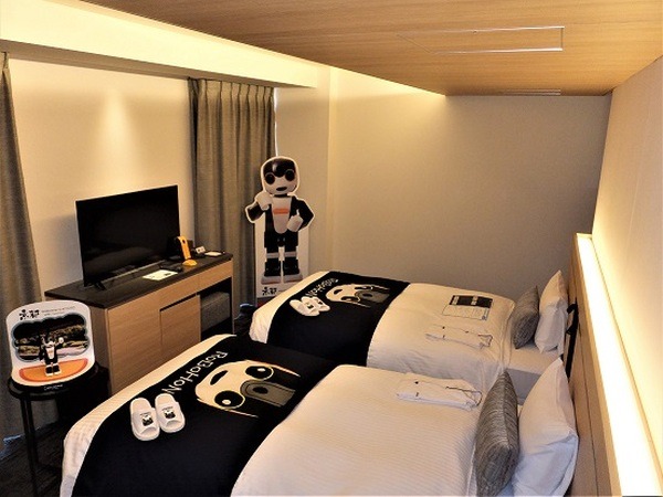 「ホテル京阪 京都駅南」が6体のロボホンを導入 1日1組限定プラン「プレミアロボホンルーム」を販売 「京都迷宮案内ツアー」も発売