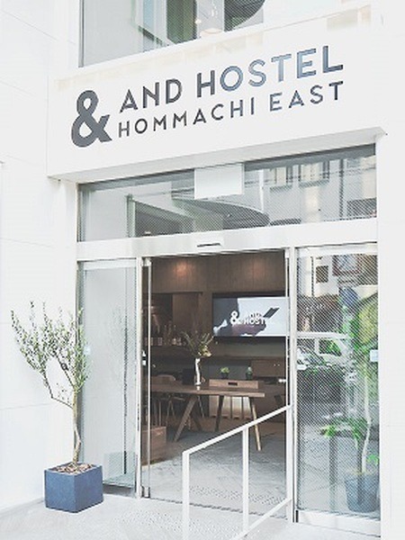 IoTスマートホステルで『おそ松さん』コラボルーム登場　客室内におそ松さんが出現するAR体験も