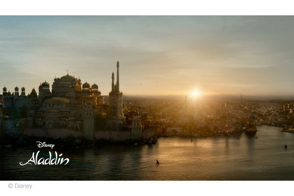 ディズニーの風景を部屋のインテリアにしたい　静かに変わる景色を楽しむDisney+「ディズニーパークの夜明け」と「Atmoph Window」