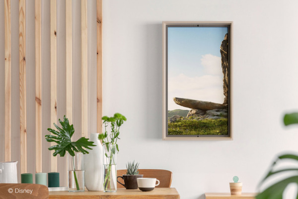 ディズニーの風景を部屋のインテリアにしたい　静かに変わる景色を楽しむDisney+「ディズニーパークの夜明け」と「Atmoph Window」