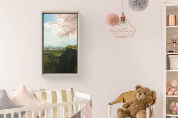 ディズニーの風景を部屋のインテリアにしたい　静かに変わる景色を楽しむDisney+「ディズニーパークの夜明け」と「Atmoph Window」