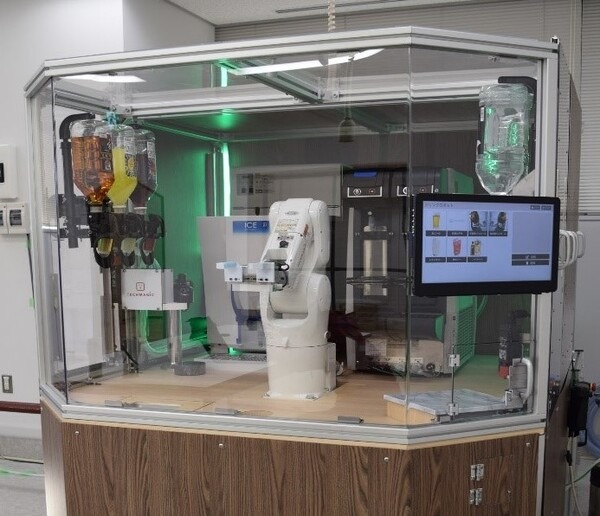 ドリンク1杯を30秒で作るロボットアーム型ドリンクロボットとは？ TechMagicが店舗に導入へ