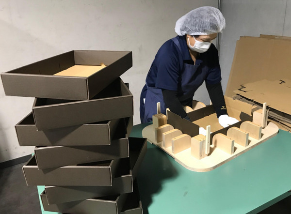 キリンがギフト商品の加工や詰め合わせ作業をロボットで自動化　東京東部物流センターで実証実験