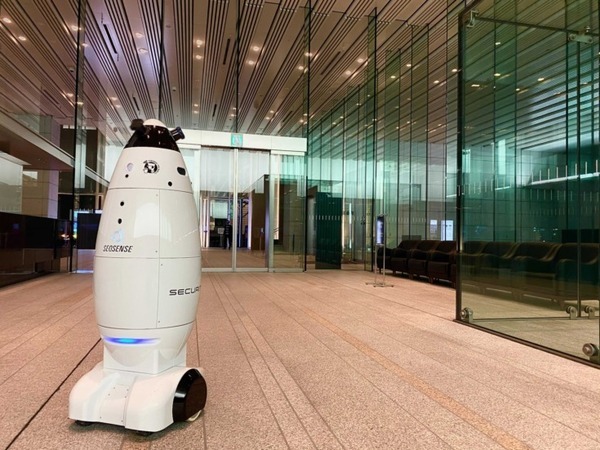 経団連が警備ロボット「SQ-2」に着目 水準を損なわずに業務を遂行できるか 本部のある経団連会館で実証実験
