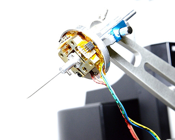 IEEEが東大の新井教授のバイオメディカルロボット研究を紹介　水晶センサやAI等で超微細な領域でも活躍できるロボットの実現へ