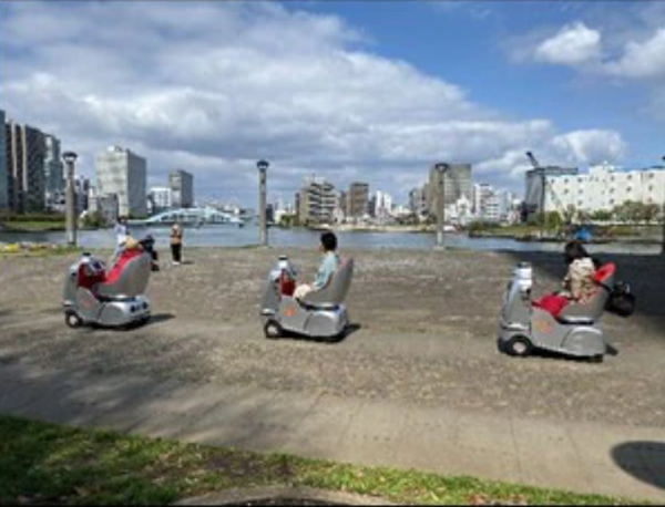 自動運転の歩行速モビリティで動物園をゆっくり周遊　千葉市動物公園内をRakuRoペアリングツアー開催