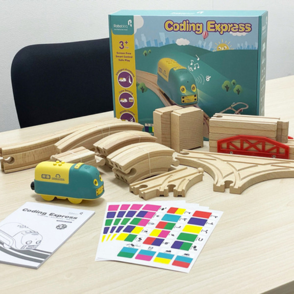 カラーシールで電車の動きや音をプログラムする電車型学習ロボット「Qレール」 Makuakeで先行発売開始