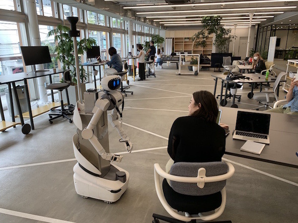 高校生がアバターロボット「ugo R」を愛知県から遠隔操作してインターン　都内のオフィスで英会話をしながら職業体験
