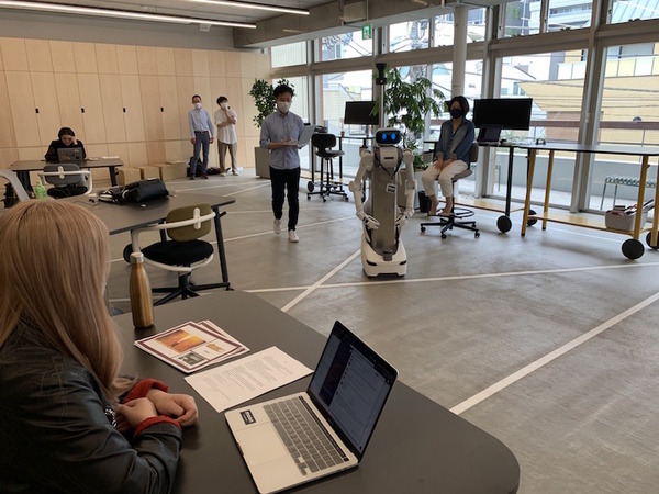 高校生がアバターロボット「ugo R」を愛知県から遠隔操作してインターン　都内のオフィスで英会話をしながら職業体験